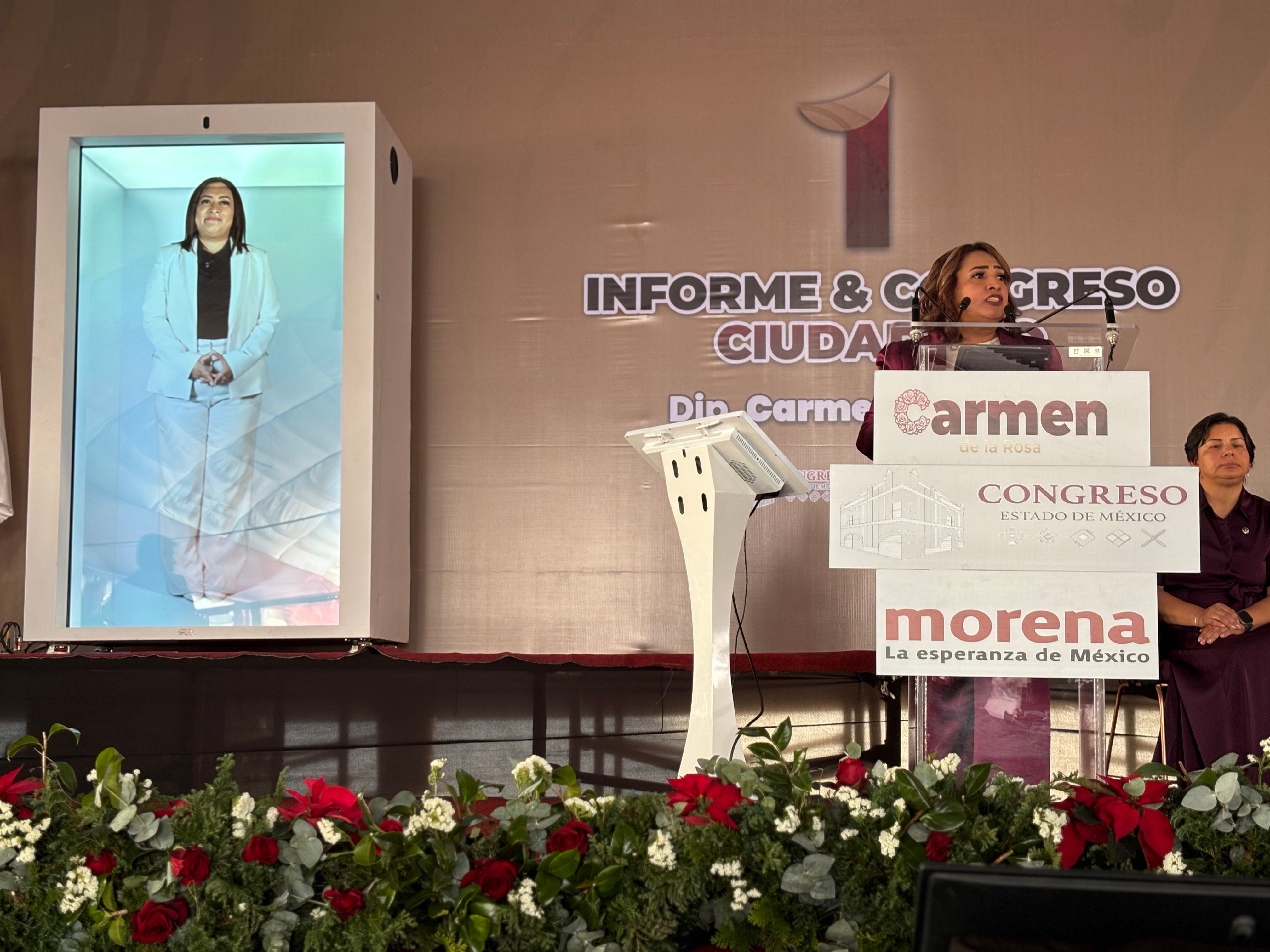 Tecnología interactiva en la comunicación política: Carmen de la Rosa presenta a su avatar holográfico.✨