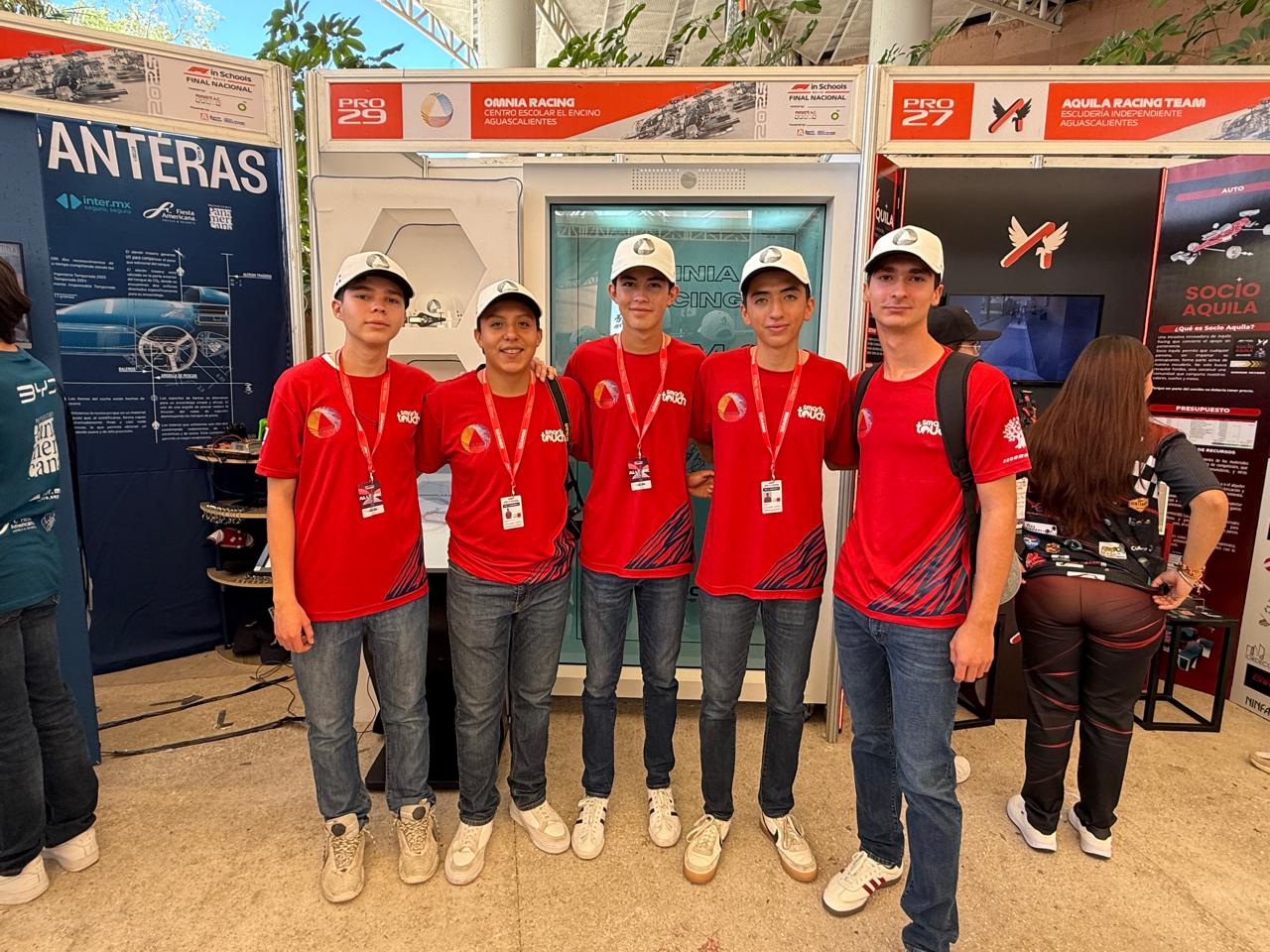 Velocidad, ingenio y un premio a la innovación: así triunfaron Smart Touch y la UP en F1 in School